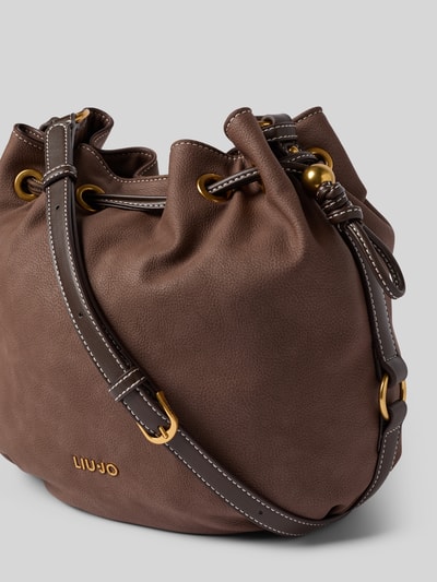 Productfoto, Bucket mit Logo-Applikation Modell 'Ginesa' van Liu Jo White in bruin, lederlook, verstelbare smalle schouderriem, hoofdvak met trekkoord, binnenvak met rits, goudkleurige details, afmetingen 27x27x18 cm, schouderriem 105 cm