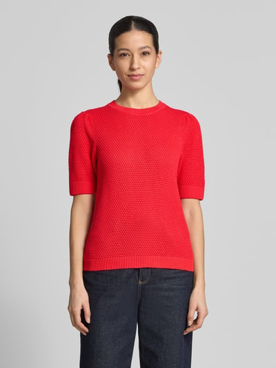 Frauenmodel trägt Slim Fit Damen T-Shirt in Strick-Optik Modell 'Vidalo' von Vila aus Reine Baumwolle, Rundhalsausschnitt, rote Farbe, feine Struktur, Rückenlänge 57 cm, Ärmellänge 27 cm, Ganzkörperansicht von vorne.