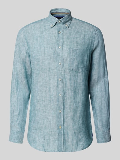 Produktfoto, Slim Fit Leinenhemd mit Brusttasche von Christian Berg Men in hellem Blau, feine Leinenstruktur, Button-Down-Kragen, Knopfleiste, Herren