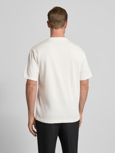 Männermodel trägt Relaxed Fit T-Shirt aus Baumwoll-Jersey Modell 'DIVIS' von HUGO, Optik: Unifarben, Ganzkörperansicht Rückansicht.