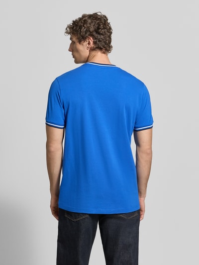 Männermodel trägt T-Shirt mit Kontraststreifen und Rundhalsausschnitt von Christian Berg Men, Blau, Baumwoll-Elasthan-Mix, Regular-Fit, Rückenlänge 71 cm bei Größe M, Ganzkörperansicht Rückansicht.