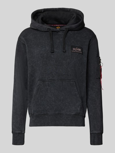 Produktfoto, Relaxed Fit Hoodie aus Baumwoll-Mix mit Logo-Patch von Alpha Industries in Schwarz mit Kängurutasche, gerippten Abschlüssen und Armtasche mit Zipper, strukturierte Oberfläche, Kapuze mit Tunnelzug, Herren-Hoodie