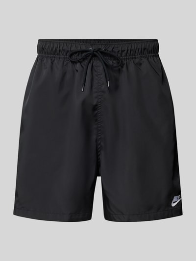 Produktfoto, Shorts mit Label-Stitching und elastischem Bund von Nike in Schwarz, glänzende glatte Textur, Regular-Fit, Tunnelzug, Bundweite bei Größe M 41 cm, Innenbeinlänge bei Größe M 14 cm.
