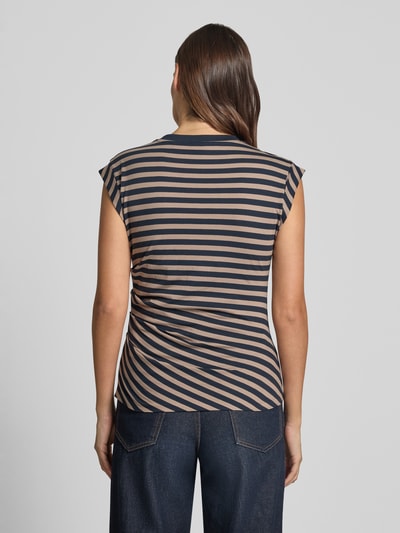 Frauenmodel trägt Damen T-Shirt Regular Fit T-Shirt aus reiner Baumwolle Modell 'Epka_striped1' von BOSS mit Streifen-Print, Ganzkörperansicht Rückansicht.