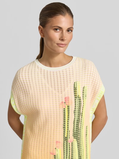 Frauenmodel trägt Knielanges Kleid mit Strukturmuster und Rundhalsausschnitt von Marc Cain aus Baumwoll-Mix in Creme mit grünen und rosa Akzenten, Straight Fit, Kappärmel, Oberfläche mit sichtbarer Struktur, Nahaufnahme Oberkörper. Damen Kleid, Knielänge, Rückenlänge bei Größe 36: 89 cm, Brustweite: 57 cm, Ärmellänge: 22 cm.