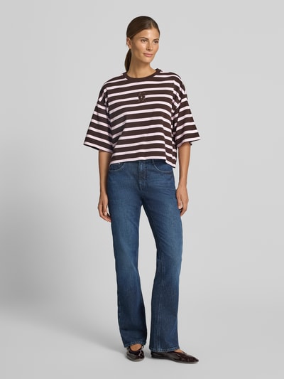 Vrouwenmodel draagt Cropped T-Shirt met halflange mouwen van Smith & Soul in boxy fit van puur katoen, ronde hals, all-over strepen, vooraanzicht volledige lengte.