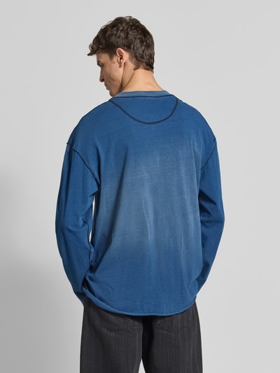 Männermodel trägt blauw Herren sweatshirt met labelstitching van Diesel, mix van katoen en elastaan, recht model, rolzoom, ruglengte maat L 75 cm, Ganzkörperansicht Rückansicht