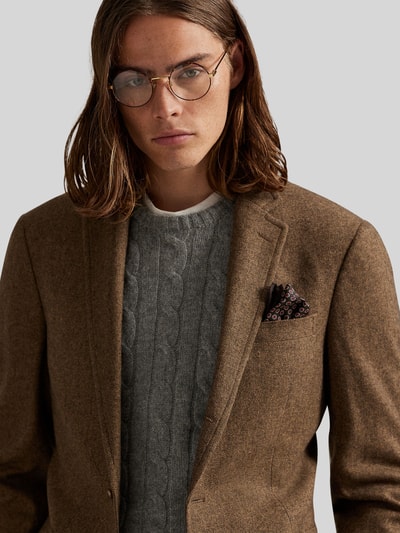 Männermodel trägt Regular Fit Anzugsakko mit Woll-Anteil von Polo Ralph Lauren in Melange-Optik, Reverskragen, Nahaufnahme Oberkörper.