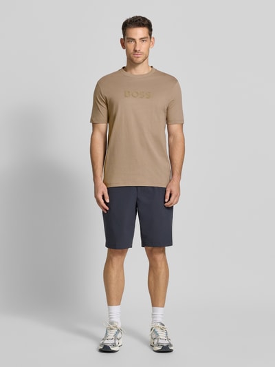 Männermodel trägt Regular Fit T-Shirt aus reiner Baumwolle Modell 'TS_TERRACE' von BOSS Green, Optik: Unifarben, Ganzkörperansicht von vorne.