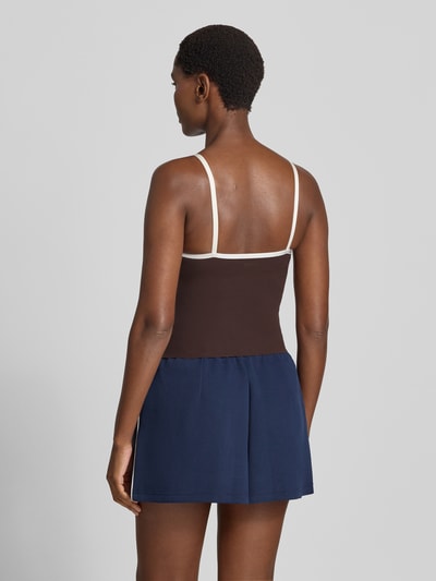 Frauenmodel trägt Trägertop mit Kontraststreifen Modell 'Sense Contour' von aim'n in Braun mit weißen Spaghettiträgern, Mix mit Stretch-Anteil, körpernahe Passform, Rückenlänge bei Größe S 22 cm, Ganzkörperansicht Rückansicht.