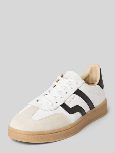 Produktfoto, Sneaker aus echtem Leder Modell 'Cuzima' von Gant in Weiß mit schwarzen Leder-Details, abgerundete Passform, Logo-Detail, Schnürverschluss, glatte Sohle, Absatzhöhe 3 cm, Schafthöhe 7 cm, Schaftweite 9 cm