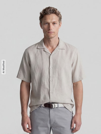 Männermodel trägt Regular Fit Leinenhemd mit Reverskragen von MCNEAL in hellem Beige, reine Leinenstruktur, Kurzarm, Ganzkörperansicht von vorne.