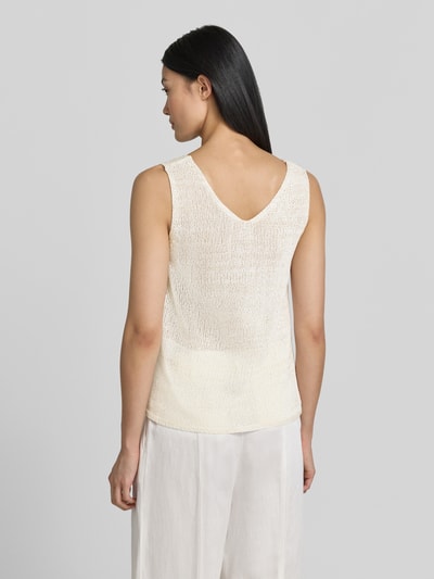 Frauenmodel trägt Regular Fit Top in Strick-Optik von s.Oliver BLACK LABEL in Creme, dezente Struktur, Ganzkörperansicht Rückansicht.