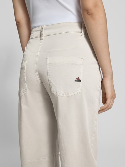 Frauenmodel trägt Barrel Fit Hose mit Eingrifftaschen von Buena Vista in Creme, Baumwoll-Mix mit Viskose-Anteil, Detailaufnahme Rückansicht.