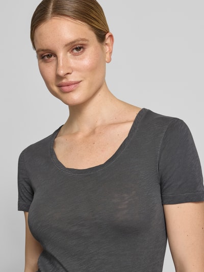 Frauenmodel trägt Regular Fit T-Shirt aus reiner Baumwolle von Marc O'Polo, efekt: jednolity kolor, okrągły dekolt, krótki rękaw, damski t-shirt z bawełny, Nahaufnahme Oberkörper