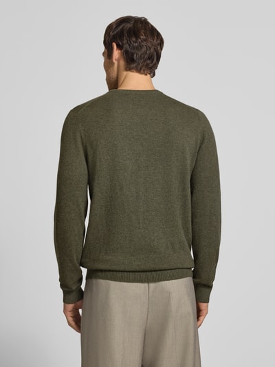 Männermodel trägt Kaschmirpullover mit gerippten Abschlüssen von Christian Berg Men in Olivgrün, gerade Form, Ganzkörperansicht Rückansicht. Reines Kaschmir mit Rundhalsausschnitt, klassische Strickstruktur, Rückenlänge 72 cm, Ärmellänge 72 cm.