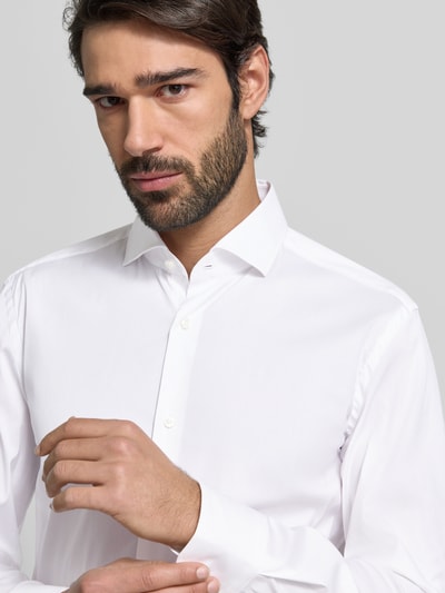 Männermodel trägt Slim Fit Business-Hemd mit Stretch-Anteil Modell 'Hank Hai' von BOSS, Weiß, Baumwoll-Mix, Nahaufnahme Oberkörper.