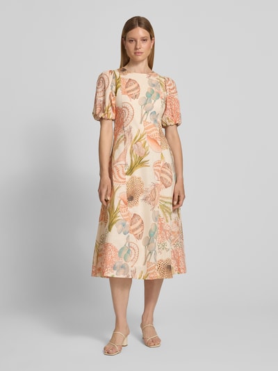 Frauenmodel trägt Midikleid im Allover-Look mit Puffärmeln von Rich & Royal aus Reine Baumwolle, A-Linie, Rundhalsausschnitt, sanfte Pastellfarben, Ganzkörperansicht von vorne.