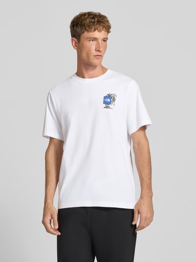 Männermodel trägt T-Shirt aus reiner Baumwolle Modell 'Gear Up Get Out' von The North Face in Weiß mit Logo-Print, Ganzkörperansicht von vorne, Herren T-Shirt Regular Fit, Rundhalsausschnitt, kurzärmlig, Rückenlänge bei Größe M 68 cm.
