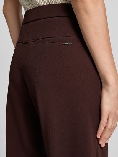 Frauenmodel trägt Regular Fit Barrel Leg Hose mit Label-Detail Modell 'PHIBI' von Raffaello Rossi, efekt: jednolity kolor, krój regular fit, wysoki stan, detal z logo, elastyczny ściągacz, wpuszczane kieszenie boczne, kieszeń z tyłu, wykończenie materiału: dzianina dresowa, zbliżenie na tył