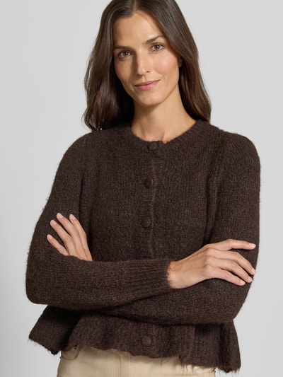 Frauenmodel trägt Regular Fit Strickjacke mit Woll-Anteil Modell 'Bows' von VILA in Dunkelbraun, strukturierte Oberfläche, Nahaufnahme Oberkörper.