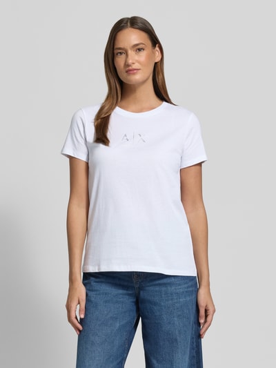 Vrouwenmodel draagt T-shirt met ronde hals en logo van Armani Exchange in puur katoen, regular fit, ruglengte maat S 62 cm, voorkant volledige lichaamsweergave