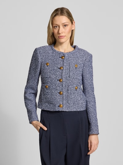 Frauenmodel trägt Slim Fit Jacke in Bouclé-Optik von MICHAEL Michael Kors, Baumwoll-Mix, Rundhalsausschnitt, AufgesetzteTaschen, Knopfleiste, Nahaufnahme Oberkörper.