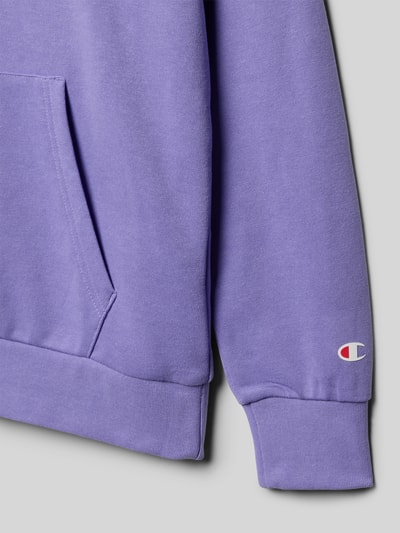 Produktfoto, Regular Fit Hoodie mit Logo-Print von CHAMPION in Lila mit Känguru-Tasche, elastischen Abschlüssen, Baumwoll-Mix, weiche Textur