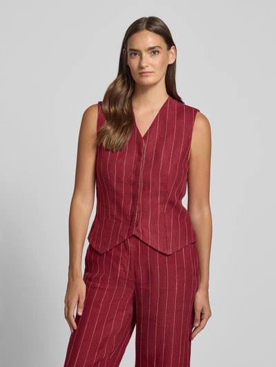 Frauenmodel trägt Weste aus Leinen-Mix Modell 'Claritte' von MSCH Copenhagen, V-Ausschnitt, Regular-Fit, meliertes Rot, Ganzkörperansicht von vorne, Leinen-Viskose-Anteil, Rückenlänge 54 cm, Schulterbreite 37 cm, Brustweite 42 cm, Damen