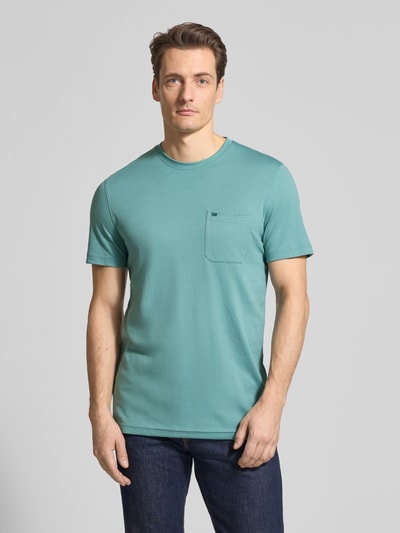 Männermodel trägt T-Shirt mit Rundhalsausschnitt und Brusttasche von Christian Berg Men, Material-Mix, Regular-Fit, mint, Ganzkörperansicht von vorne. Herren T-Shirt, Baumwoll-Anteil, Rückenlänge 72 cm bei Größe M.