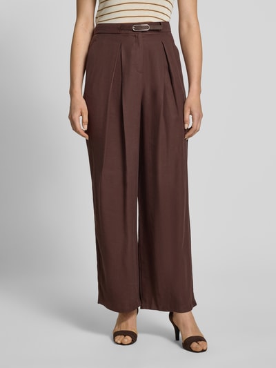 Frauenmodel trägt Stoffhose aus Modal-Mix mit Gürtel von More & More, braun, Wide-Leg-Pants, Gelegte Falten, Nahaufnahme Oberkörper. Bundweite 36 cm, Innenbeinlänge 76 cm, Größe 36.
