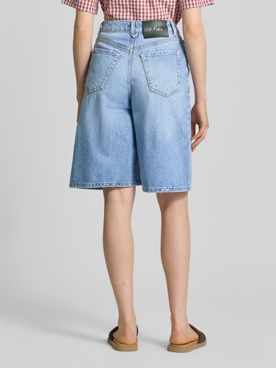 Männermodel trägt Wide Fit Shorts aus reiner Baumwolle Modell 'GELITA_1' von HUGO, denim, 5 kieszeni, wysoki stan, ganzkörperansicht rückansicht.
