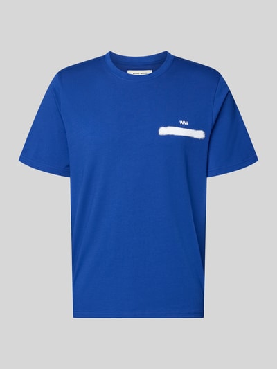 Produktfoto, Herren T-Shirt mit Rundhalsausschnitt aus reiner Baumwolle in Blau, Regular-Fit, Logo-Print, T-Shirt mit rückseitigem Motiv-Print Modell 'Bobby' von Wood Wood, Rückenlänge bei Größe M 70 cm.