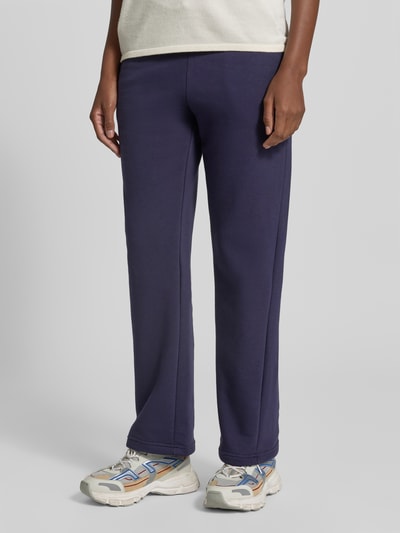 Frauenmodel trägt Straight Fit Sweatpants mit elastischem Bund von Christian Berg Woman in Dunkelblau, Baumwoll-Mix, Ganzkörperansicht von vorne.