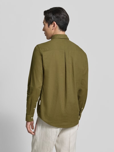 Männermodel trägt Slim Fit Freizeithemd mit Button-Down-Kragen Modell 'Anton' von Casual Friday aus Seide-Baumwoll-Mix in Olivgrün, Rückenlänge 78 cm, Schulterbreite 46 cm, Ärmellänge 66 cm, Ganzkörperansicht Rückansicht.