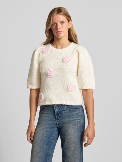 Vrouwenmodel draagt Regular Fit Shirt met Stickerei model 'AYA' van PIECES dames in gebroken wit met roze structuurdetails, voorkant bovenlichaam.