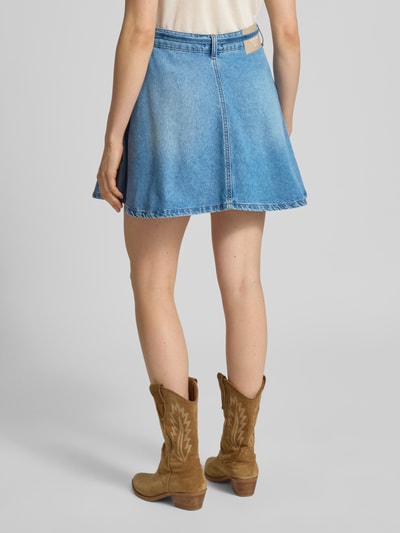 Frauenmodel trägt Jeansrock aus Baumwolle mit Bindegürtel von Liu Jo White, hellblau, A-Linie, Minirock, Ganzkörperansicht Rückansicht.