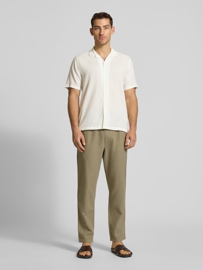 Männermodel trägt Relaxed Fit Freizeithemd aus Leinen-Baumwoll-Mix von Lindbergh, cremeweiß, Reverskragen, Knopfleiste, Ganzkörperansicht von vorne. Rückenlänge 76 cm, Schulterbreite 47 cm, Ärmellänge 25 cm, Größe M.