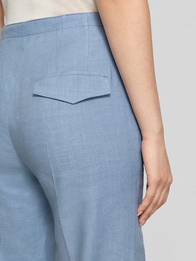 Frauenmodel trägt Slim Fit Marlenehose aus Leinen-Mix von Windsor in Hellblau mit Bundfalten und Stretch-Anteil, Nahaufnahme Rückansicht.