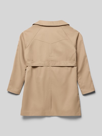 Mädchen trägt Regular Fit Trenchcoat mit Reverskragen Modell 'CHLOE' von Only, beige, unifarben, Rückansicht, Ganzkörperansicht