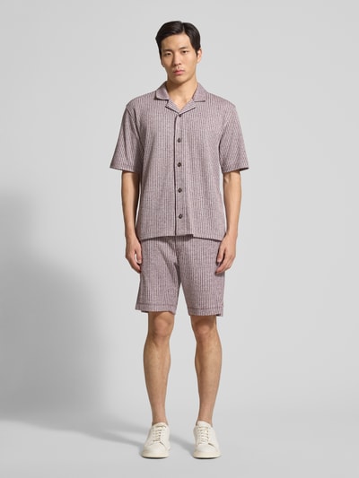 Männermodel trägt Regular Fit Freizeithemd mit Reverskragen Modell 'ARIO' von CINQUE in gestreiftem Viskose-Mix, Ganzkörperansicht von vorne.