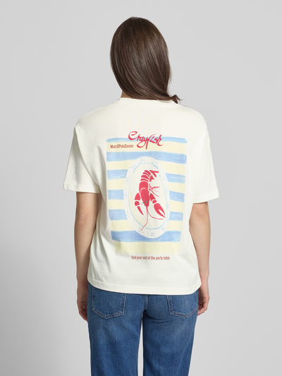 Frauenmodel trägt Regular Fit T-Shirt aus reiner Baumwolle von Marc O'Polo Denim, Optik: Unifarben, Motiv-Print, Rundhals, Kurzarm, Jersey; Ganzkörperansicht Rückansicht.