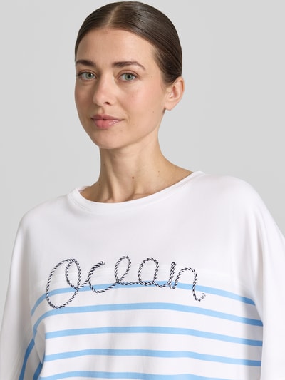 Frauenmodel trägt Sweatshirt im Allover-Look mit Rundhalsausschnitt von Marc Cain aus Baumwoll-Elasthan-Mix, Relaxed-Fit, Nahaufnahme Oberkörper.