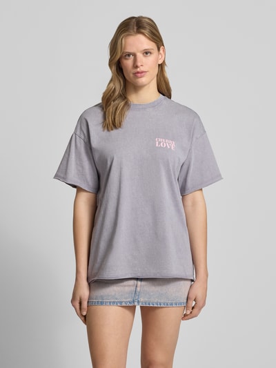 Kobiece model prezentuje damski t-shirt z efektem melanżu, krój oversized, napis, okrągły dekolt, 100% bawełna ekologiczna, Oversized T-Shirt aus Bio-Baumwolle Modell 'KINNA LIFE' od Only, widok całej sylwetki z przodu.