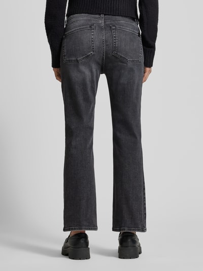 Kobieta nosi Bootcut-Jeans aus Baumwoll-Mix Model 'RAPALLO' od Weekend Max Mara, efekt: jednolity kolor, mieszanka bawełny, widok całej sylwetki z tyłu.