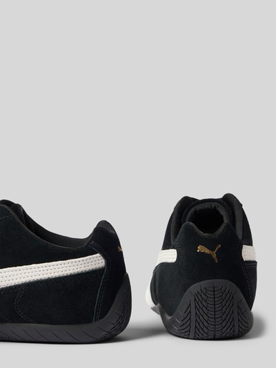Produktfoto, Sneaker aus Leder-Mix Modell 'Speedcat' von PUMA in Schwarz mit weißen Akzenten, Label-Details, Logo-Stitching, Schafthöhe 7 cm, Schaftweite 8 cm, Absatzhöhe 1 cm, Abgerundete-Spitze, Detailaufnahme.