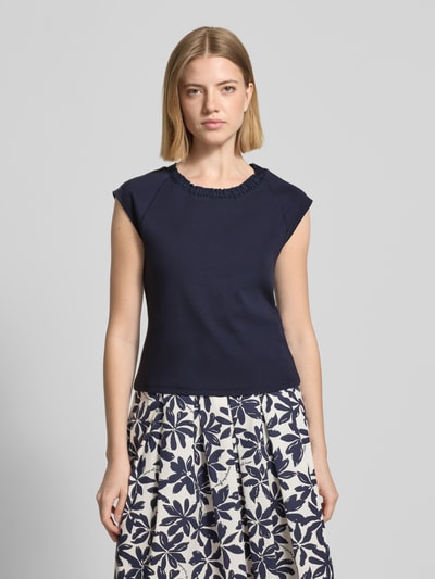Frauenmodel trägt T-Shirt mit Rundhalsausschnitt von ROBE LÉGÈRE aus dunkelblauem Baumwoll-Elasthan-Mix, Slim-Fit, Kappärmel, Rückenlänge 43 cm, Ganzkörperansicht von vorne.