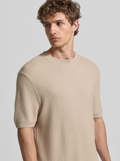 Männermodel trägt Regular Fit Strickshirt aus reiner Baumwolle Modell 'H-Nilton' von BOSS, Optik: Unifarben, Struktur-Muster, Rundhals-Ausschnitt, Kurzarm, Detailaufnahme Oberkörper.