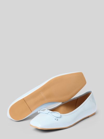 Produktfoto, Ballerinas mit Schleifen-Applikation Modell 'AROSE' von BIANCO in hellem Blau, Abgerundete-Spitze, Schlupfform, Absatzhöhe 1 cm, Schafthöhe 6 cm, Schaftweite 20 cm, glatte Oberfläche, ein Schuh stehend, einer seitlich liegend