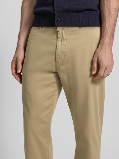 Mannenmodel draagt Chino met steekzakken model 'PEPE' van Casual Friday in regular fit, beige, knoop- en ritssluiting, detailopname taille en bovenbenen.